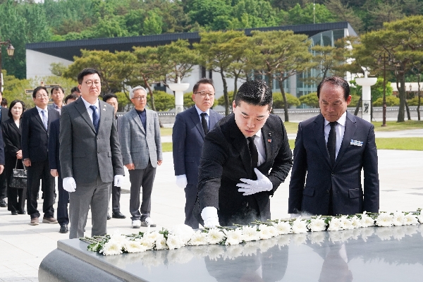 조선대, 5·18 광주민주화운동 제45주년 맞아 5·18민주묘역 참배 대표이미지